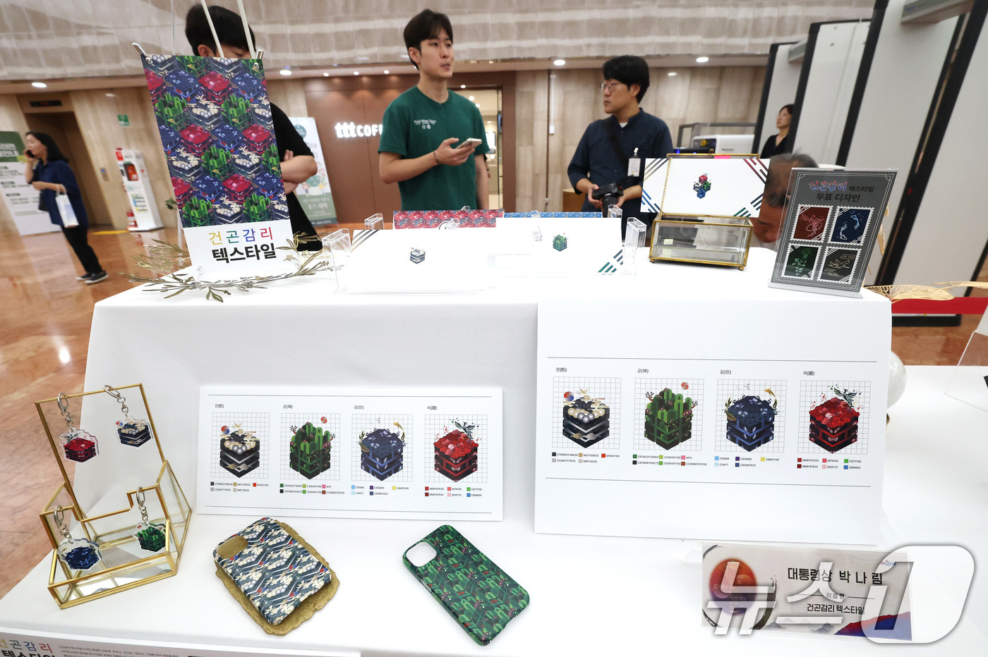 (서울=뉴스1) 임세영 기자 = 7일 서울 종로구 정부서울청사 로비에 광복 80년 국가상징 디자인 공모전에서 대통령상을 수상한 박나림 양의 건곤감리 텍스타일이 전시되어 있다. 20 …