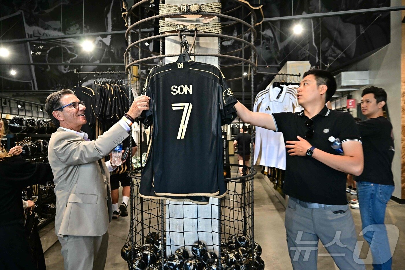 본문 이미지 - 많은 관심을 받고 있는 손흥민의 등번호 7번 유니폼 ⓒ AFP=뉴스1