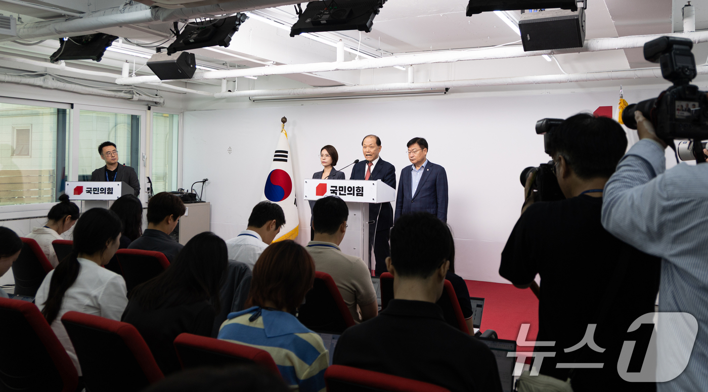 (서울=뉴스1) 이승배 기자 = 황우여 국민의힘 선거관리위원장이 7일 서울 여의도 국민의힘 당사에서 당대표 및 최고위원 후보자 예비경선 여론조사 결과를 발표하고 있다.이날 발표에 …