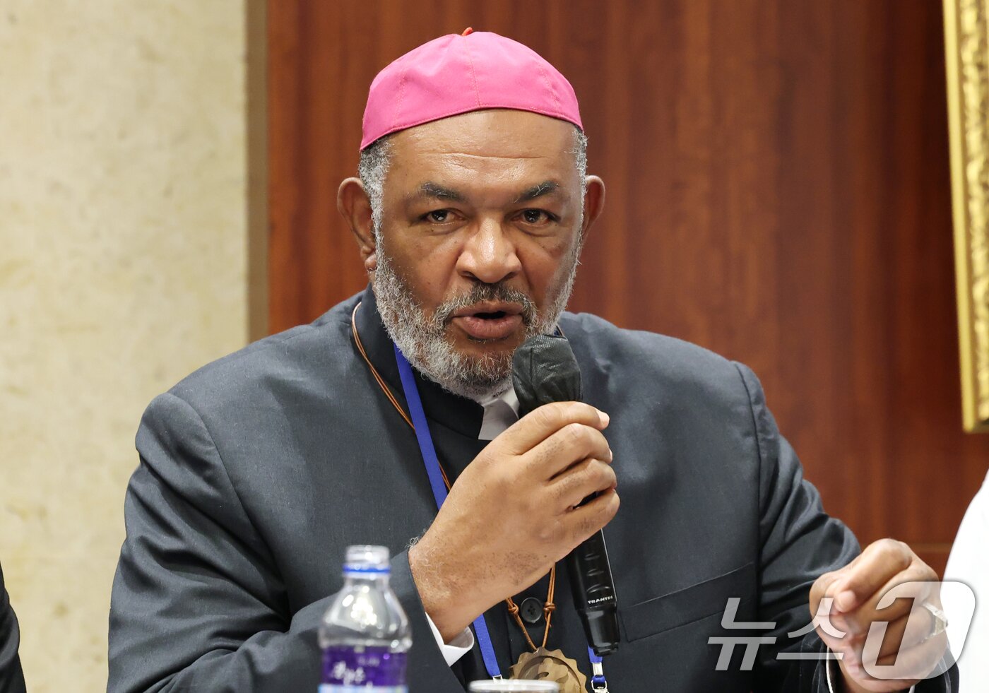 본문 이미지 - 존 밀톤 주교가 7일 오전 서울 송파구 잠실 롯데호텔에서 열린 ‘종교의 자유와 보편적 가치를 위한 세계 종교 지도자’ 기자회견에 참석해 취재진 질문에 답하고 있다. 2025.8.7/뉴스1 ⓒ News1 권현진 기자