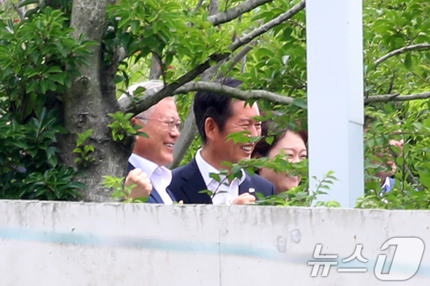 (양산=뉴스1) 윤일지 기자 = 정청래 더불어민주당 대표가 7일 경남 양산시 하북면 평산마을 문재인 전 대통령 사저를 방문해 문 전 대통령을 예방하고 있다.  2025.8.7/뉴스 …