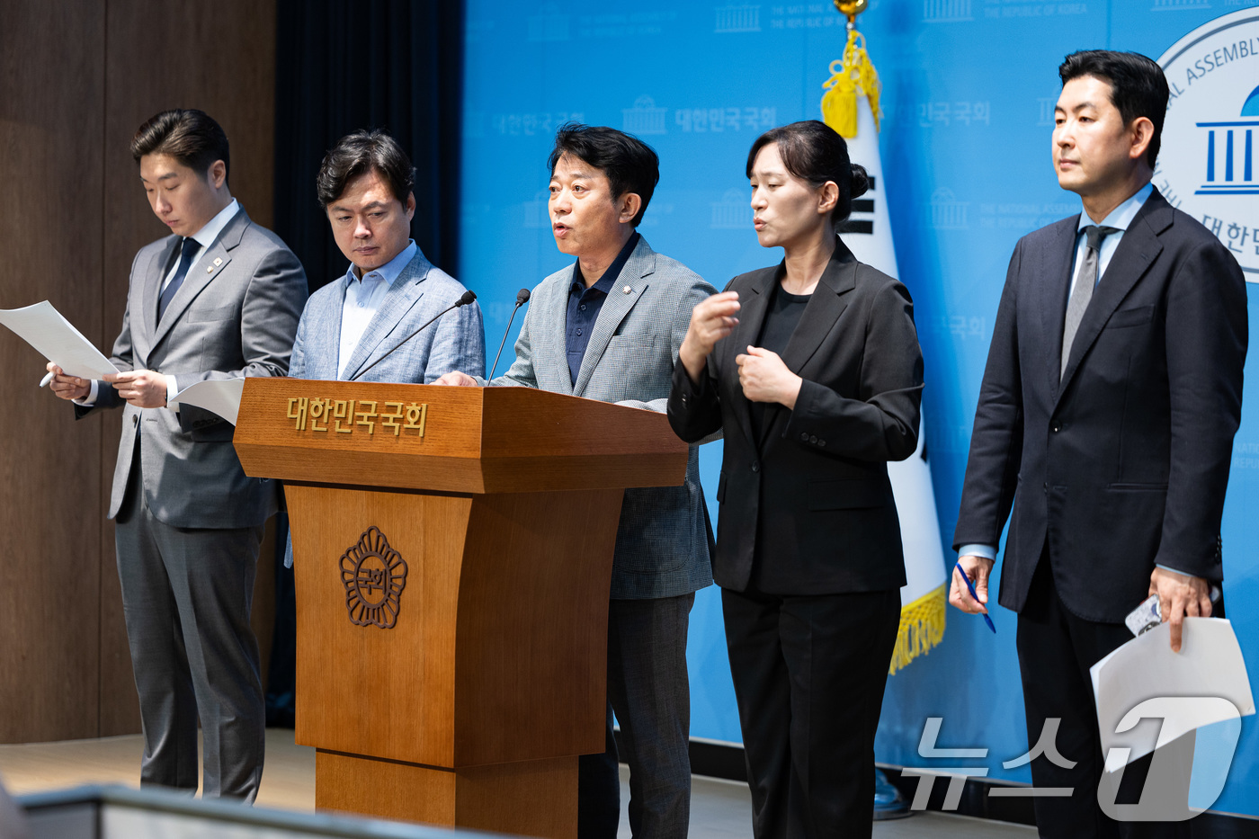 (서울=뉴스1) 유승관 기자 = 더불어민주당 3대특검 종합특위원 및 정무위원들이 7일 서울 여의도 국회 소통관에서 기자회견을 열고 김건희 명품백 무혐의 처리에 대한 특검 수사 및 …