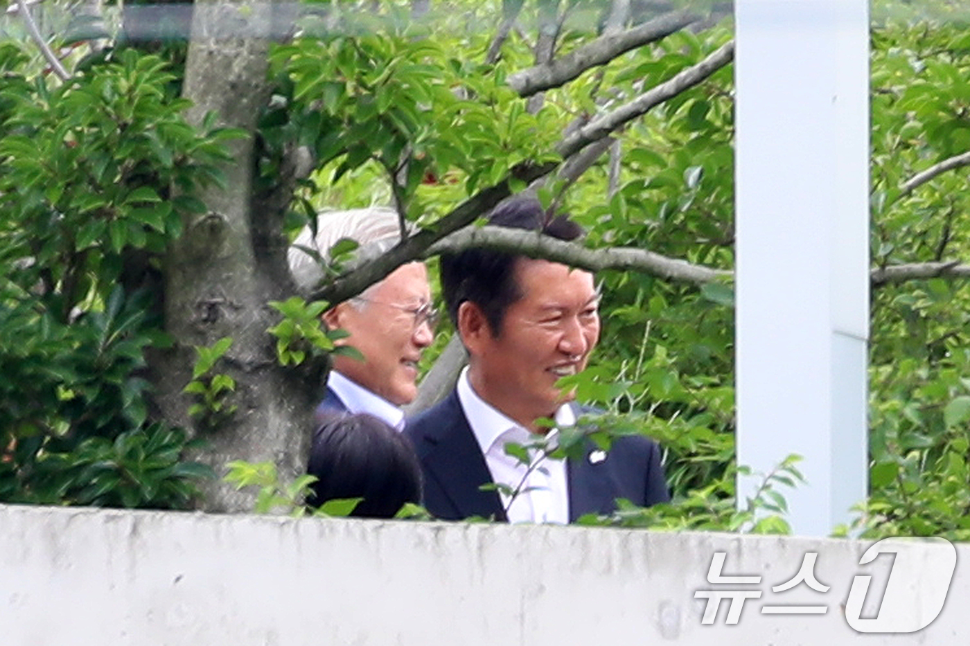 (양산=뉴스1) 윤일지 기자 = 정청래 더불어민주당 대표가 7일 경남 양산시 하북면 평산마을 문재인 전 대통령 사저를 방문해 문 전 대통령을 예방하고 있다.  2025.8.7/뉴스 …