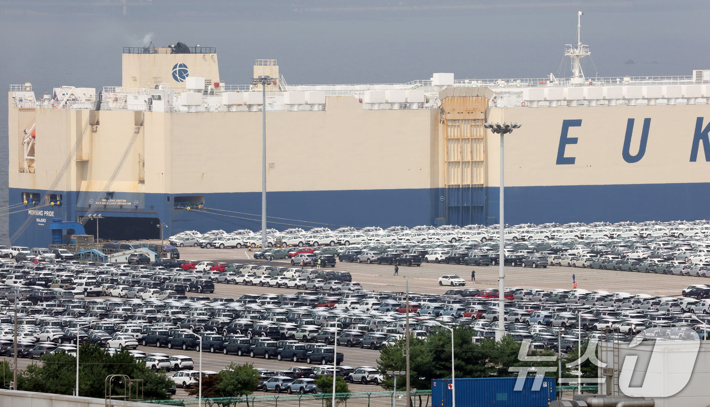 (평택=뉴스1) 김영운 기자 = 도널드 트럼프 미국 대통령이 세계 68개국과 유럽연합(EU, 27개 회원국)에 부과한 상호관세가 7일 오전 0시1분(미 동부 기준, 한국시간 오후 …