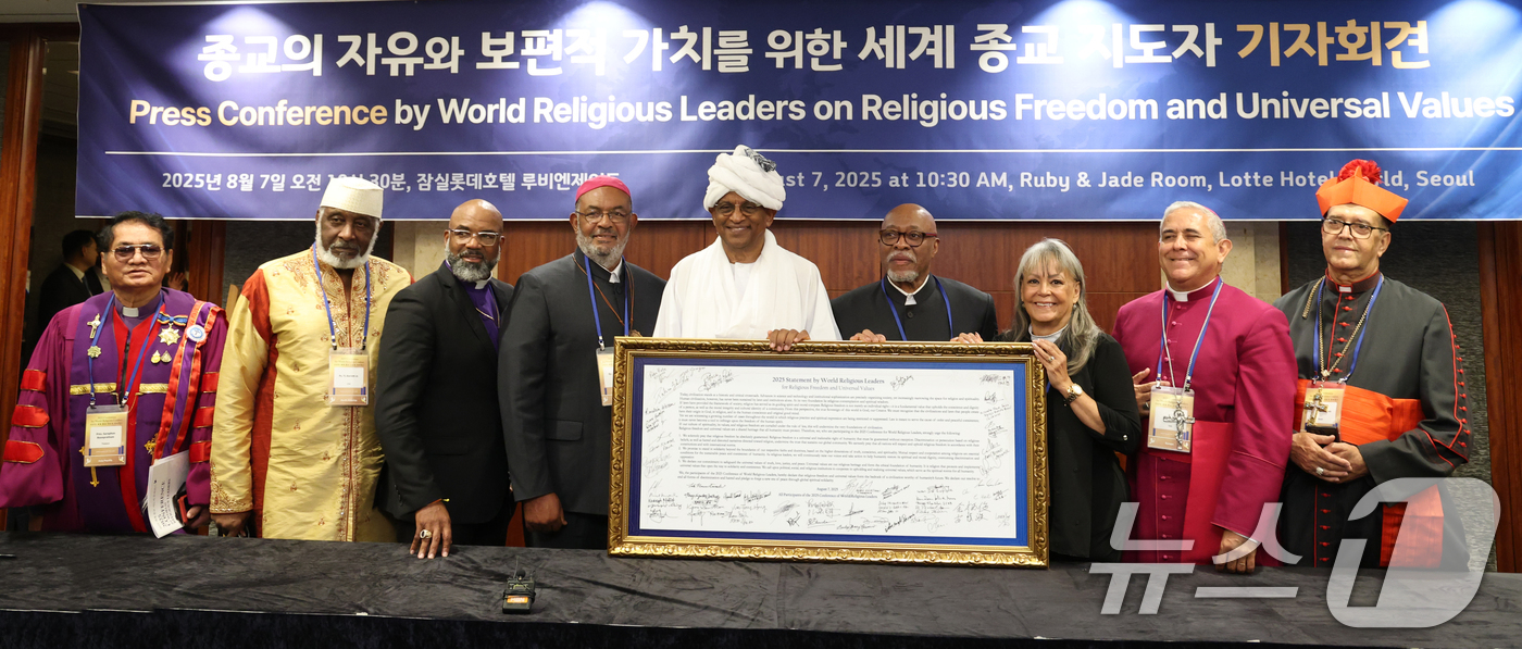 (서울=뉴스1) 권현진 기자 = 수라폰 분프라탐 복음주의 연합회 회장(왼쪽부터)과 토마스 리 바렛 주니어 목사, 로날드 토마스 주니어 주교, 존 밀톤 주교, 탄젤딘 이브라힘 하마드 …