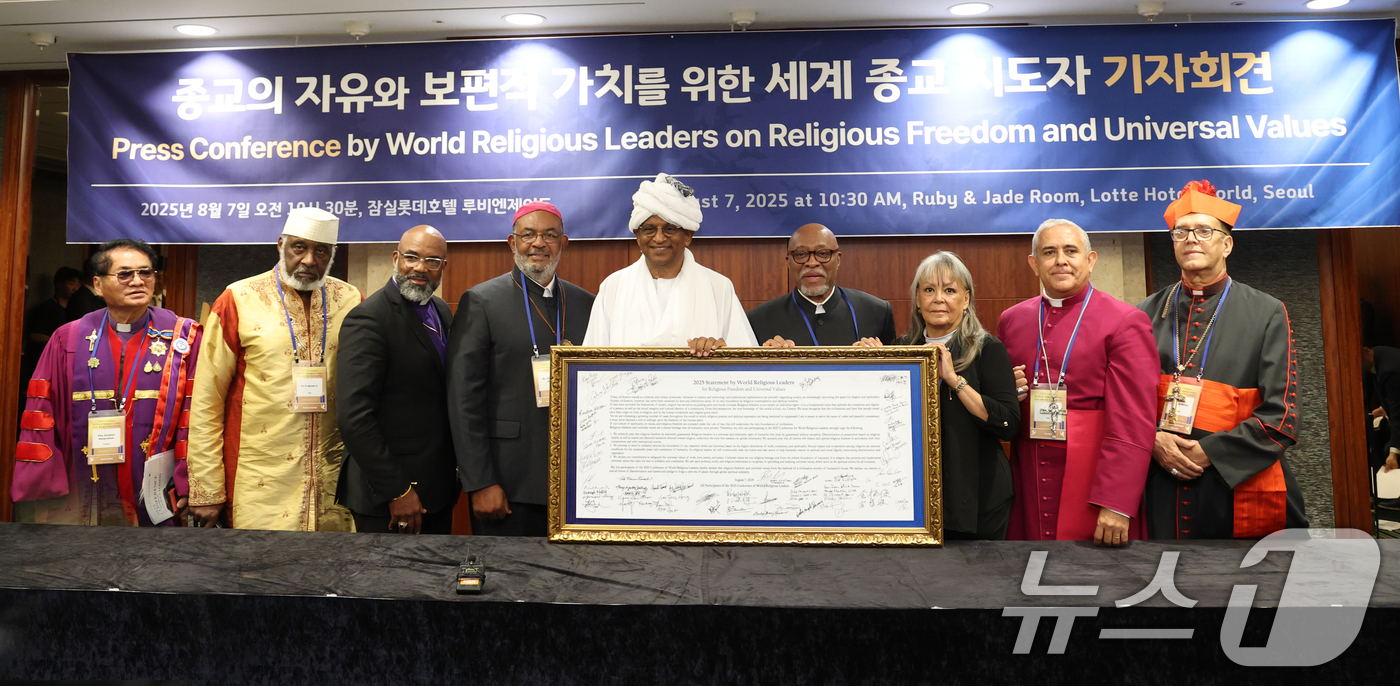 (서울=뉴스1) 권현진 기자 = 수라폰 분프라탐 복음주의 연합회 회장(왼쪽부터)과 토마스 리 바렛 주니어 목사, 로날드 토마스 주니어 주교, 존 밀톤 주교, 탄젤딘 이브라힘 하마드 …