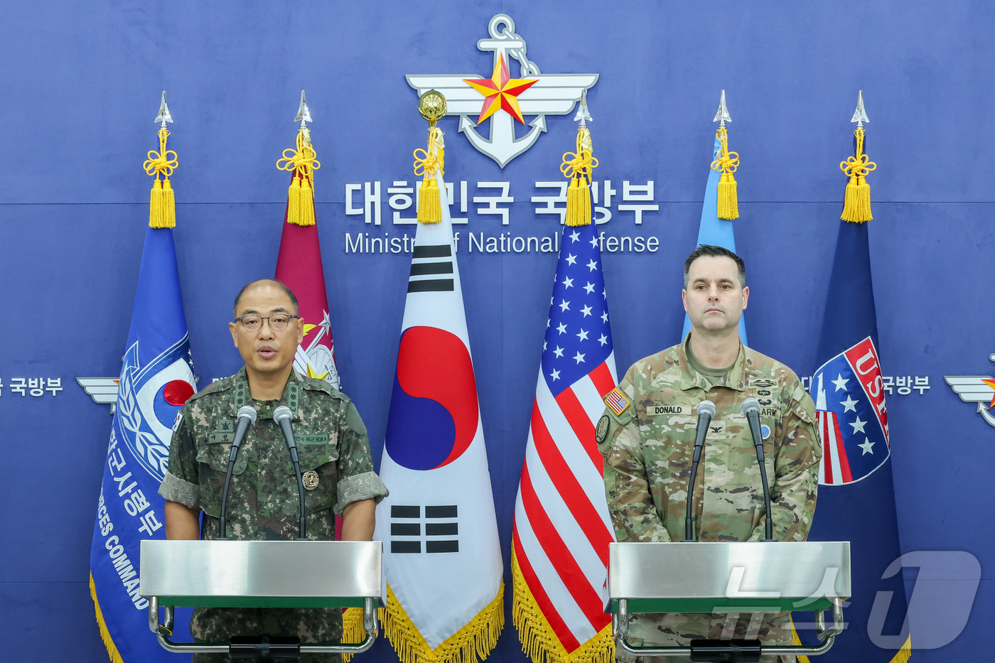 (서울=뉴스1) 사진공동취재단 = 이성준 합동참모본부 공보실장(왼쪽)과 라이언 도널드 유엔사·연합사·주한미군사 공보실장이 7일 오전 서울 용산구 국방부 브리핑룸에서 25년 을지 자 …