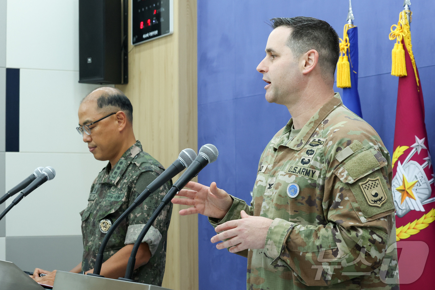 (서울=뉴스1) 사진공동취재단 = 이성준 합동참모본부 공보실장(왼쪽)과 라이언 도널드 유엔사·연합사·주한미군사 공보실장이 7일 오전 서울 용산구 국방부 브리핑룸에서 25년 을지 자 …