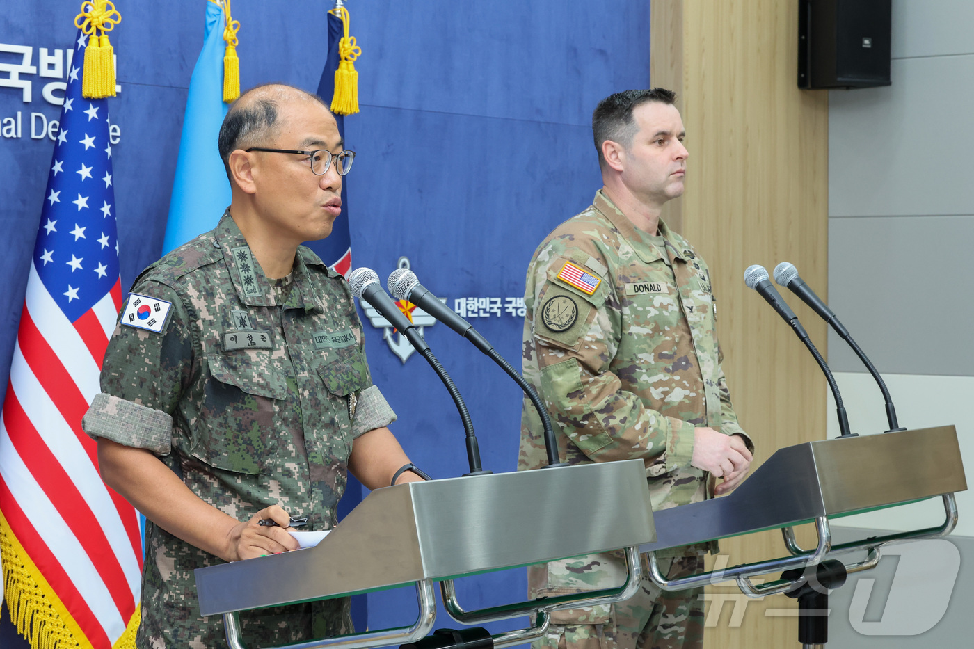 (서울=뉴스1) 사진공동취재단 = 이성준 합동참모본부 공보실장(왼쪽)과 라이언 도널드 유엔사·연합사·주한미군사 공보실장이 7일 오전 서울 용산구 국방부 브리핑룸에서 25년 을지 자 …