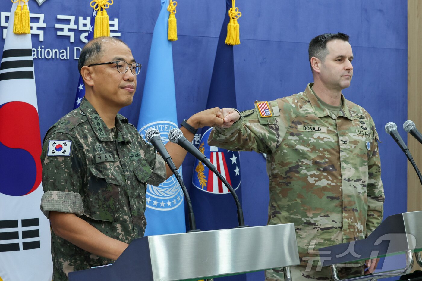 본문 이미지 - 이성준 합동참모본부 공보실장&#40;왼쪽&#41;과 라이언 도널드 유엔사·연합사·주한미군사 공보실장이 7일 오전 서울 용산구 국방부 브리핑룸에서 25년 을지 자유의 방패&#40;UFS&#41; 연습 한미 공동브리핑을 하고 있다. 2025.8.7/뉴스1 ⓒ News1 사진공동취재단