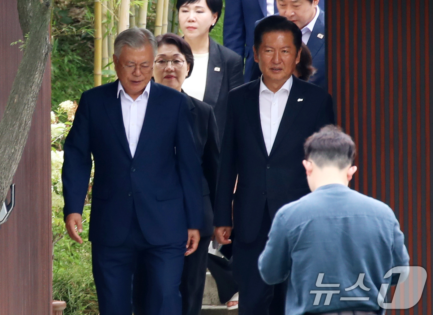 (양산=뉴스1) 윤일지 기자 = 정청래 더불어민주당 대표가 7일 경남 양산시 하북면 평산마을 문재인 전 대통령 사저를 예방한 뒤 문 전 대통령과 사저를 나서고 있다. 2025.8. …