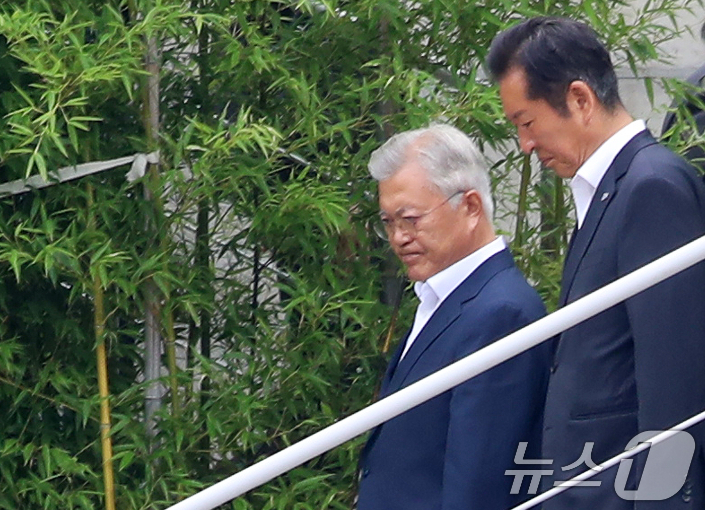 (양산=뉴스1) 윤일지 기자 = 정청래 더불어민주당 대표가 7일 경남 양산시 하북면 평산마을 문재인 전 대통령 사저를 예방한 뒤 문 전 대통령과 사저를 나서고 있다. 2025.8. …