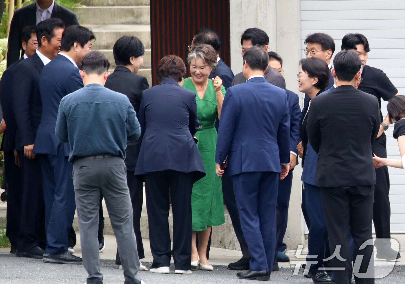 (양산=뉴스1) 윤일지 기자 = 문재인 전 대통령 부인 김정숙 여사가 7일 경남 양산시 하북면 평산마을 문 전 대통령 사저를 방문한 정청래 더불어민주당 대표와 최고위원들을 배웅하고 …