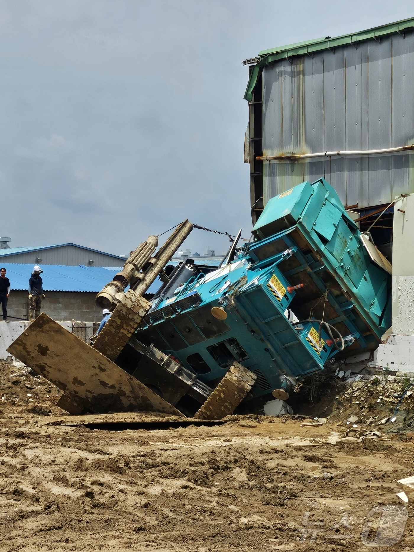 (광주=뉴스1) 이승현 기자 = 7일 오전 11시 13분쯤 광주 북구 양산동 롯데칠성 내부 한 공사장에서 땅을 파는 기계인 천공기가 쓰러진 모습. (독자제공. 재판매 및 DB 금지 …