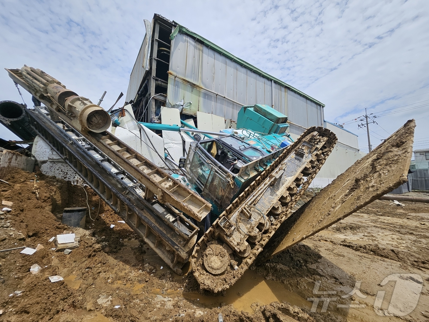 (광주=뉴스1) 이승현 기자 = 7일 오전 11시 13분쯤 광주 북구 양산동 롯데칠성 내부 한 공사장에서 땅을 파는 기계인 천공기가 쓰러진 모습. (독자제공. 재판매 및 DB 금지 …