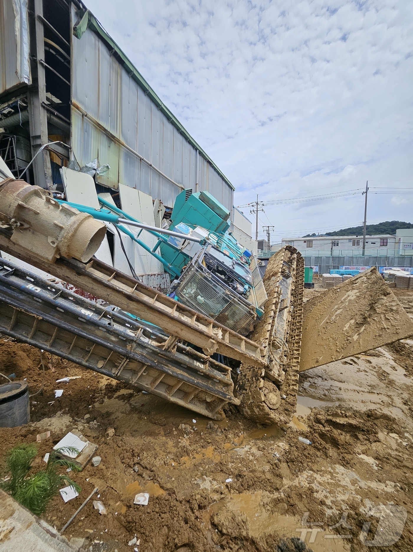 (광주=뉴스1) 이승현 기자 = 7일 오전 11시 13분쯤 광주 북구 양산동 롯데칠성 내부 한 공사장에서 땅을 파는 기계인 천공기가 쓰러진 모습. (독자제공. 재판매 및 DB 금지 …