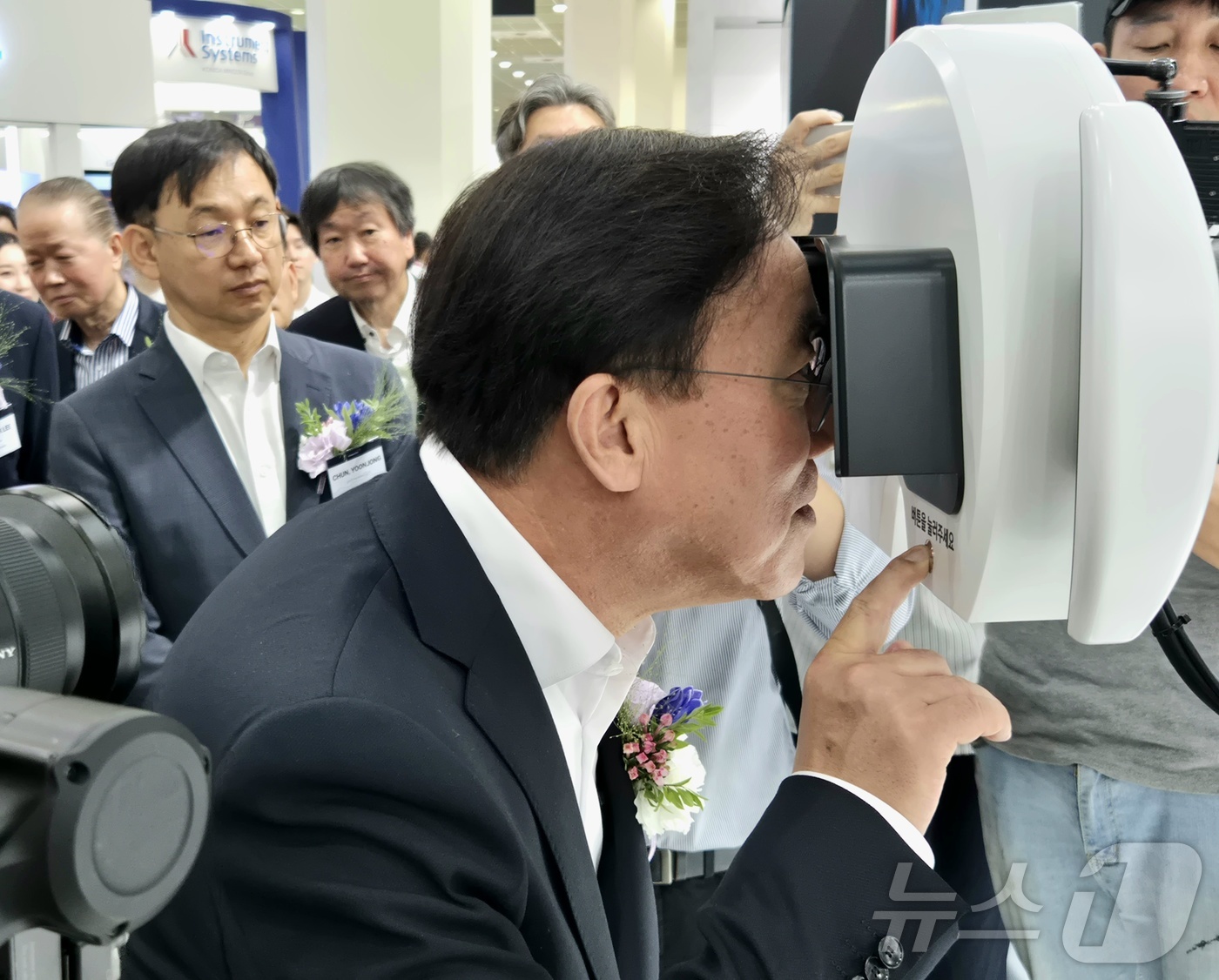 (서울뉴스1) 최동현 기자 = 정철동 LG디스플레이 대표이사 사장이 7일 서울 강남구 코엑스에서 열린 'K-디스플레이 2025'에서 삼성디스플레이 부스를 방문해 차세대 유기발광다이 …