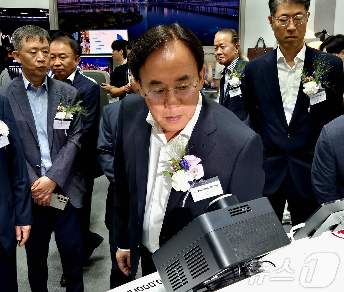 본문 이미지 - 정철동 LG디스플레이 대표이사 사장이 7일 서울 강남구 코엑스에서 열린 &#39;K-디스플레이 2025&#39;에서 삼성디스플레이 부스를 방문해 차세대 유기발광다이오드&#40;OLED&#41; 기술을 체험하고 있다.2025.8.7/뉴스1 ⓒ News1 최동현 기자