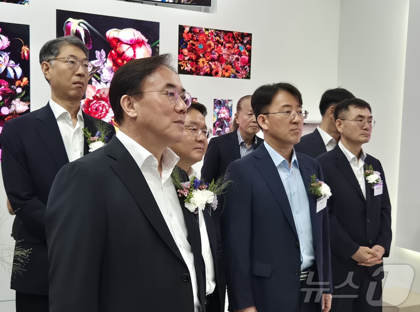 (서울뉴스1) 최동현 기자 = 정철동 LG디스플레이 사장(왼쪽)과 이청 삼성디스플레이 사장(가운데)이 서울 강남구 코엑스에서 열린 'K-디스플레이 2025'에서 나란히 전시관을 둘 …