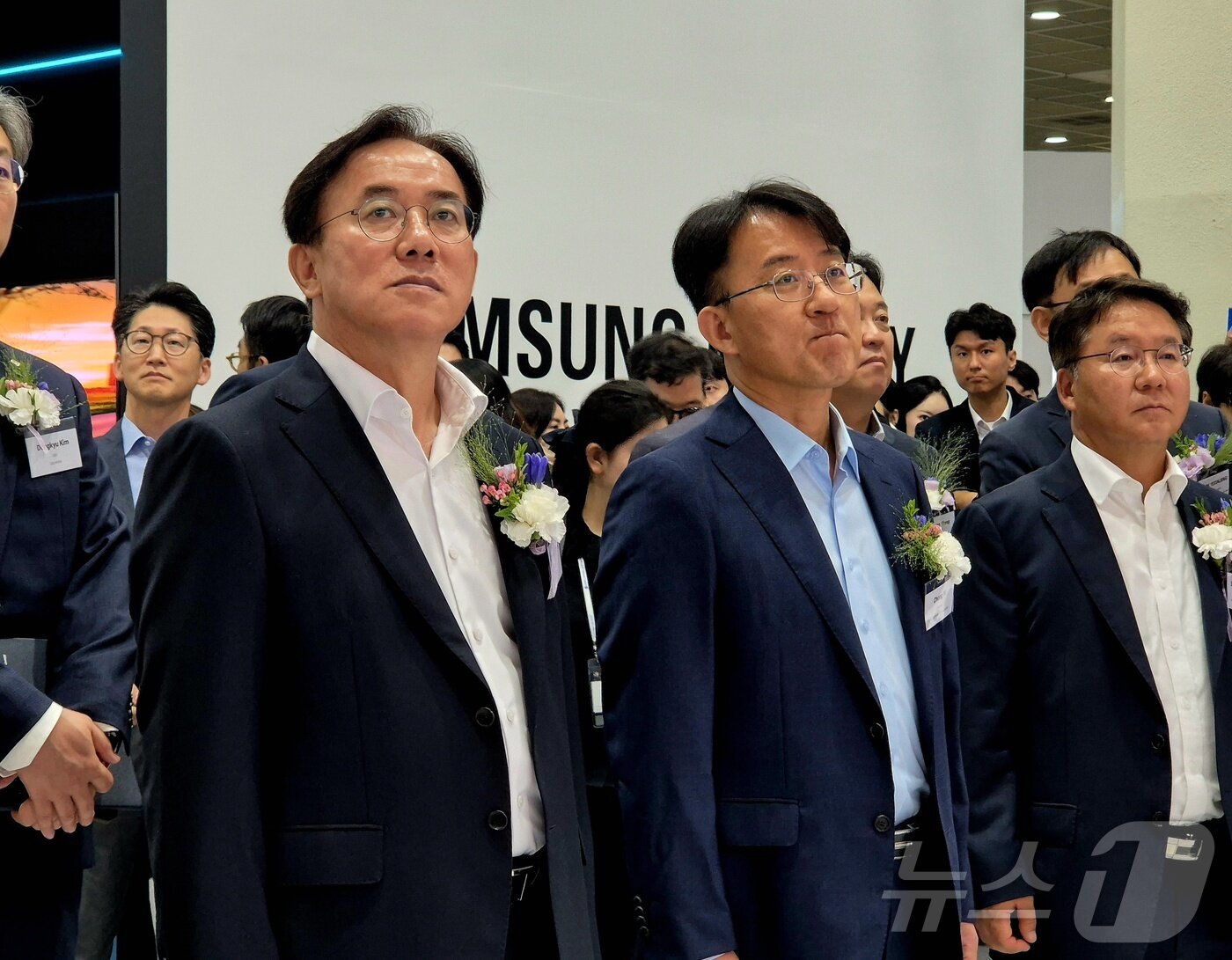 본문 이미지 - 정철동 LG디스플레이 사장&#40;왼쪽&#41;과 이청 삼성디스플레이 사장&#40;가운데&#41;이 서울 강남구 코엑스에서 열린 &#39;K-디스플레이 2025&#39;에서 나란히 전시관을 둘러보고 있다. 2025.8.7/뉴스1 ⓒ News1 최동현 기자