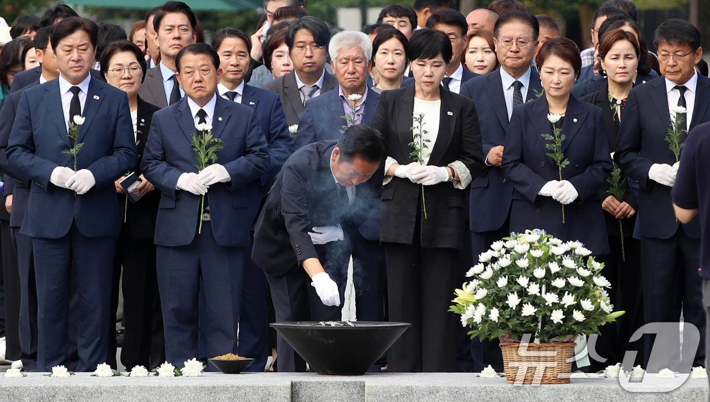 (김해=뉴스1) 윤일지 기자 = 정청래 더불어민주당 대표가 7일 오전 경남 김해시 진영읍 봉하마을을 찾아 고 노무현 전 대통령 묘역을 참배하고 있다.  2025.8.7/뉴스1
