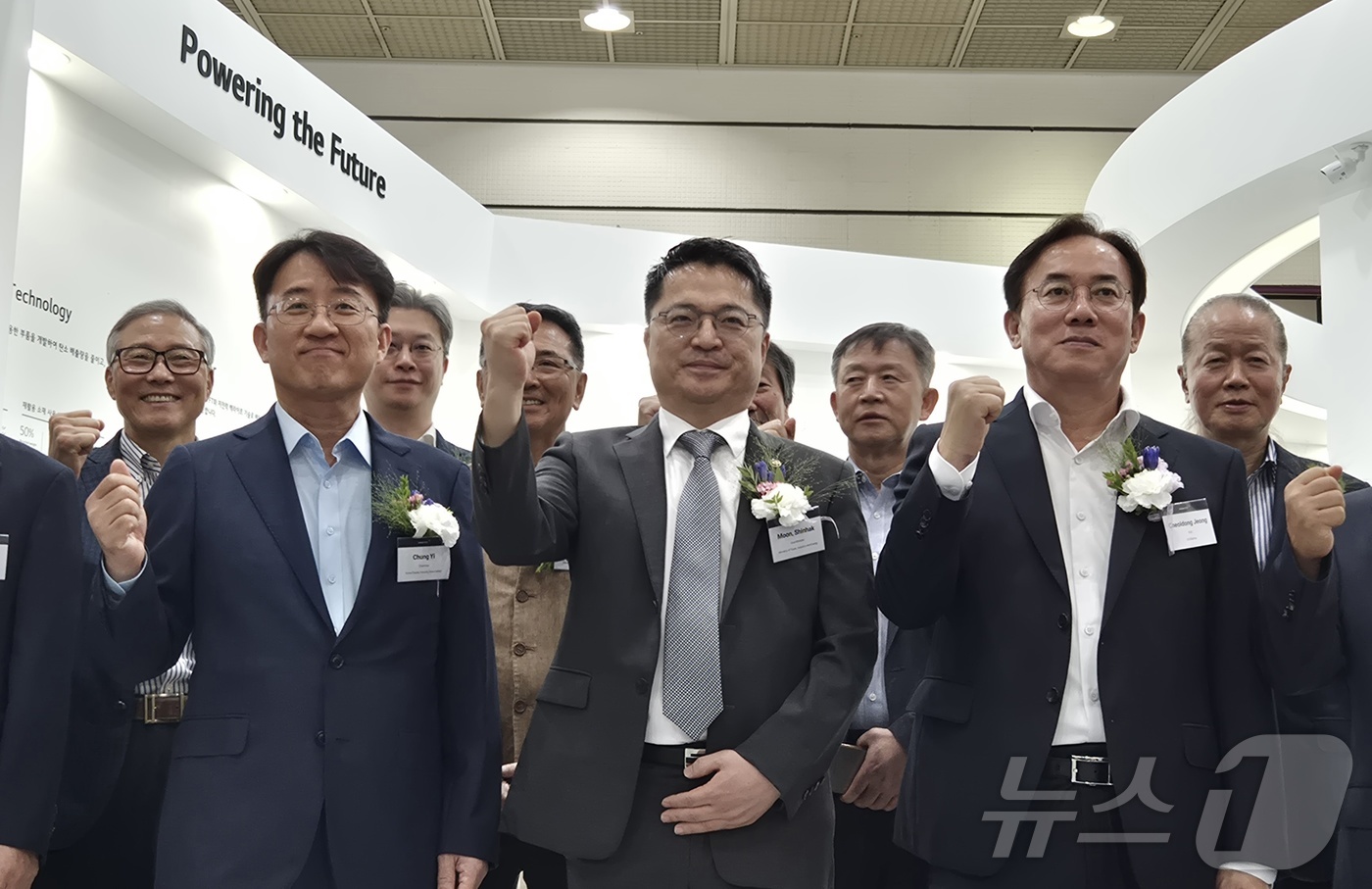 (서울뉴스1) 최동현 기자 = 이청 삼성디스플레이 사장(앞줄 왼쪽)과 문신학 산업통상자원부 차관(가운데), 정철동 LG디스플레이 사장이 7일 서울 강남구 코엑스에서 열린 'K-디스 …