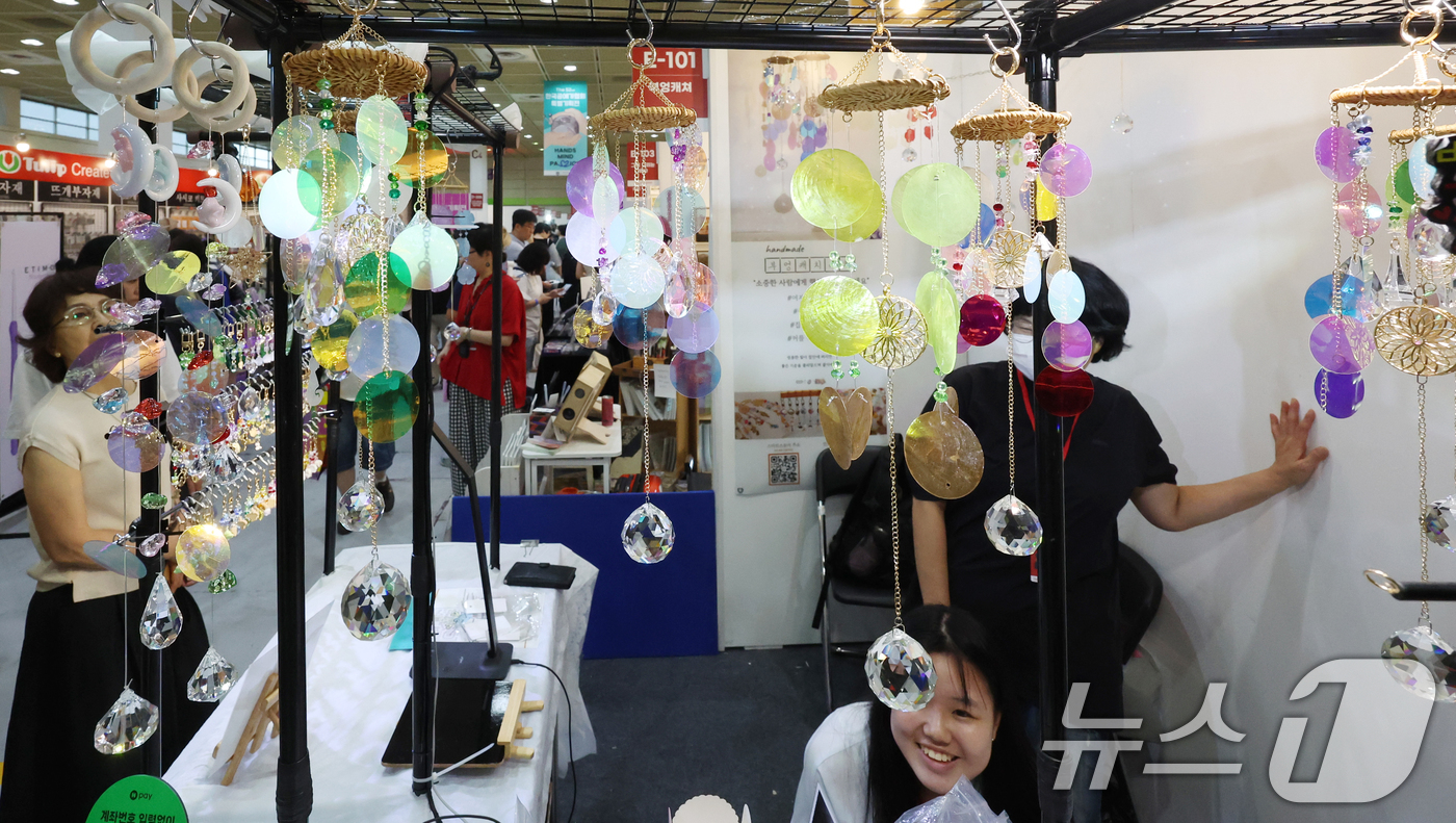 (서울=뉴스1) 김명섭 기자 = 7일 서울 강남구 코엑스에서 열린 '2025 핸드아티코리아'에서 관람객들이 전시물을 살펴보고 있다.이번 전시는 약 900명의 핸드아티스트, 600여 …