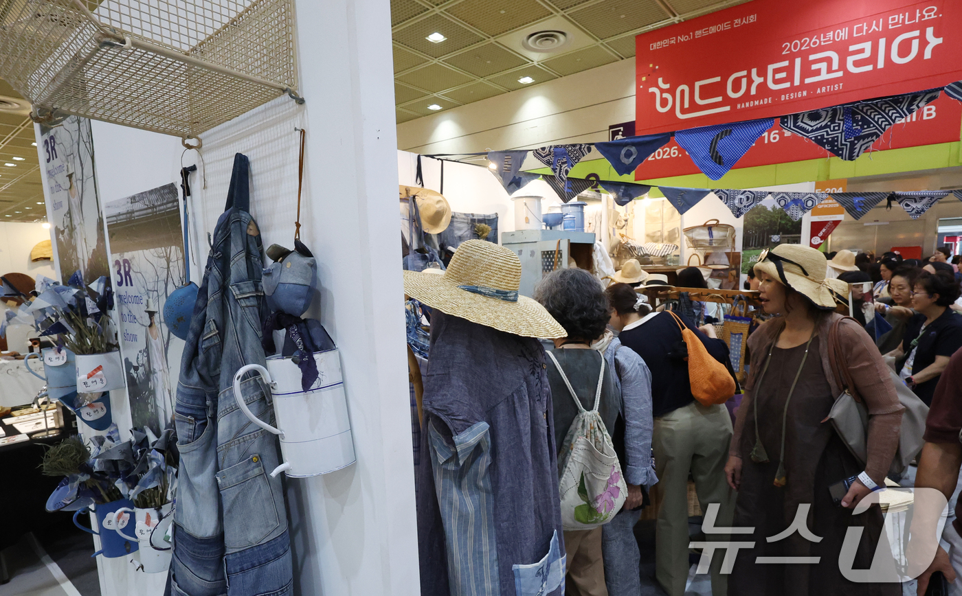(서울=뉴스1) 김명섭 기자 = 7일 서울 강남구 코엑스에서 열린 '2025 핸드아티코리아'에서 관람객들이 전시물을 살펴보고 있다.이번 전시는 약 900명의 핸드아티스트, 600여 …