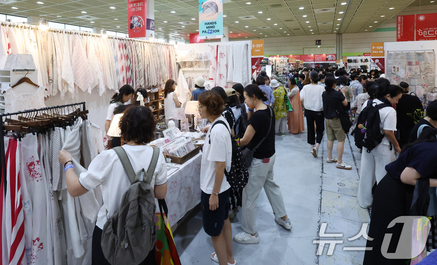(서울=뉴스1) 김명섭 기자 = 7일 서울 강남구 코엑스에서 열린 '2025 핸드아티코리아'에서 관람객들이 전시물을 살펴보고 있다.이번 전시는 약 900명의 핸드아티스트, 600여 …