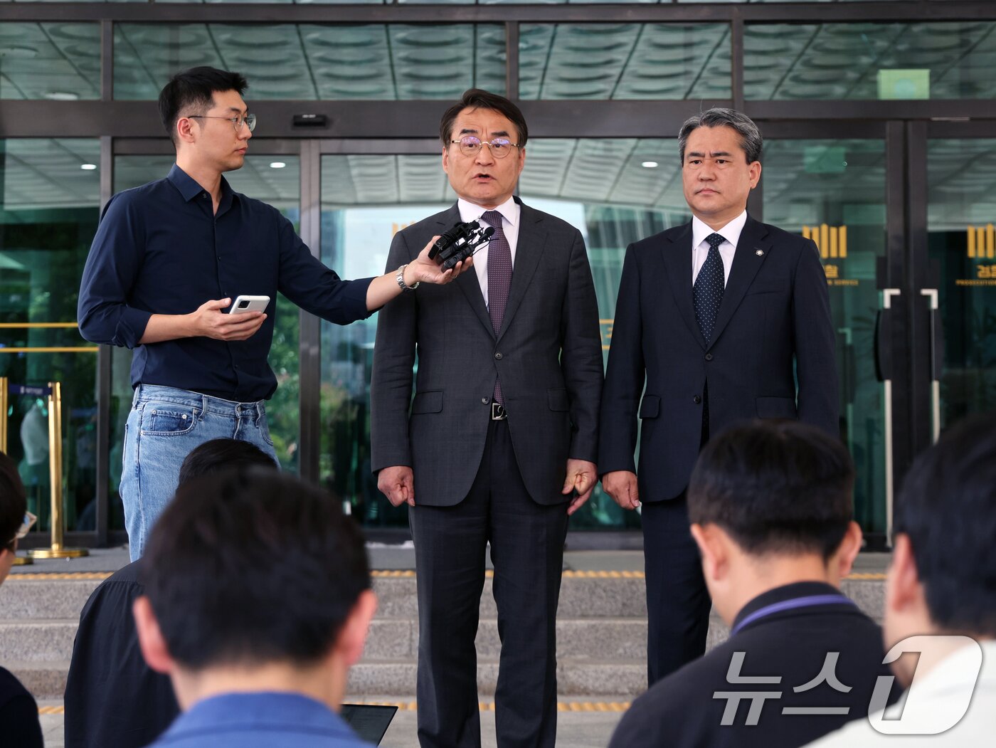 본문 이미지 - 윤석열 전 대통령 법률대리인단&#40;배보윤·송진호 변호사&#41;이 지난 7일 오후 서울 서초구 고등검찰청 앞에서 김건희 특검팀&#40;특별검사 민중기&#41;의 윤 전 대통령 2차 체포영장 집행 관련 기자회견을 하고 있다. 2025.8.7/뉴스1 ⓒ News1 황기선 기자
