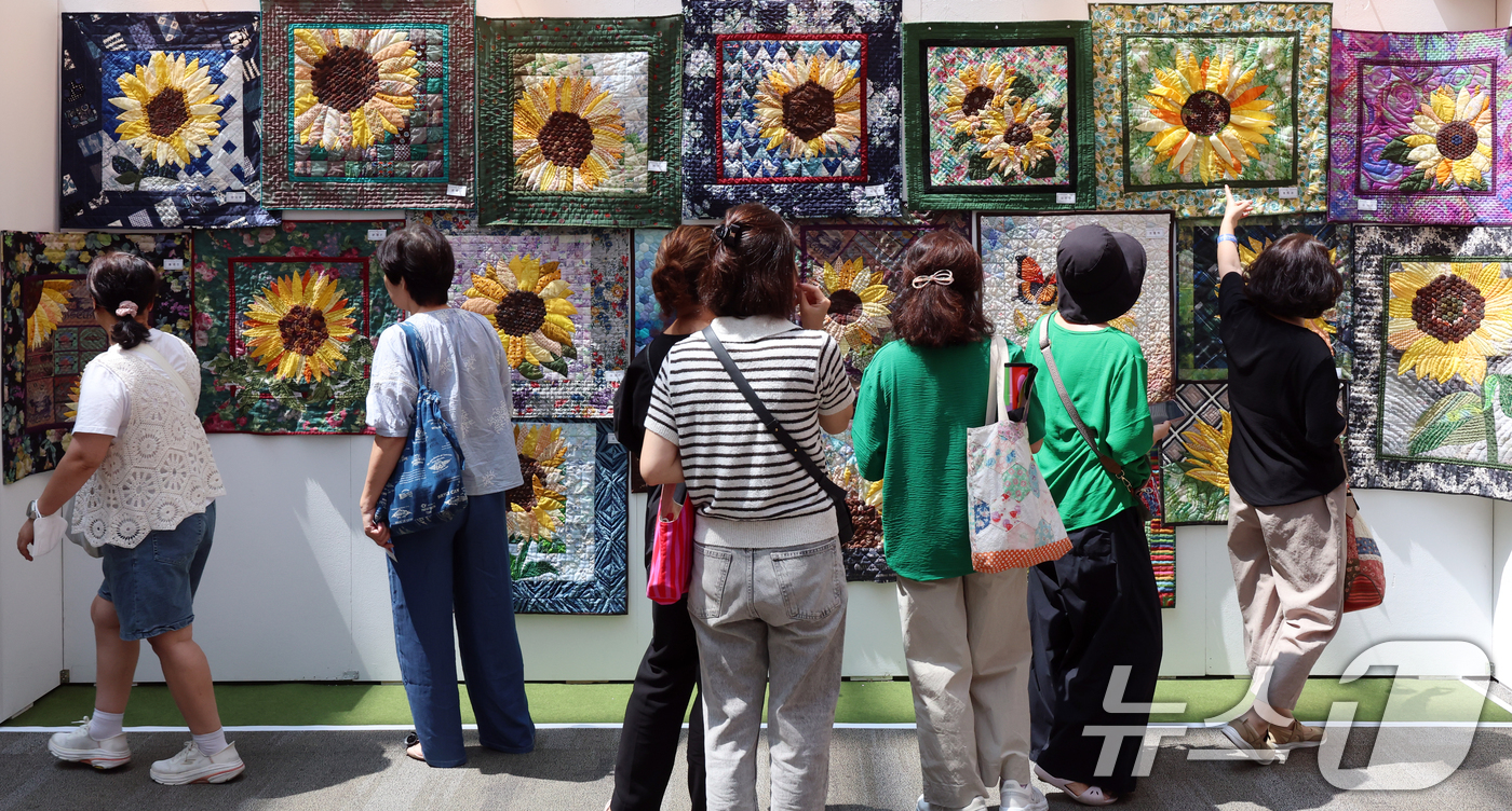 (서울=뉴스1) 김명섭 기자 = 7일 서울 강남구 코엑스에서 열린 '2025 핸드아티코리아'에서 관람객들이 전시물을 살펴보고 있다.이번 전시는 약 900명의 핸드아티스트, 600여 …