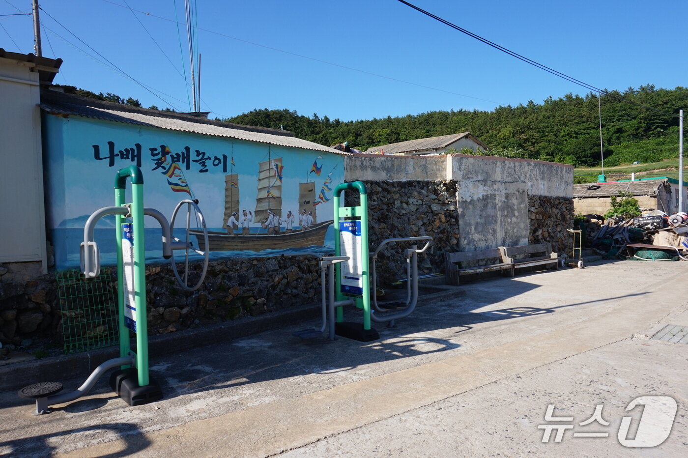 본문 이미지 -  &#39;나배 닻배놀이&#39;가 그려진 나배마을 벽화. 2025.8.8/뉴스1 ⓒ News1 조영석 기자 