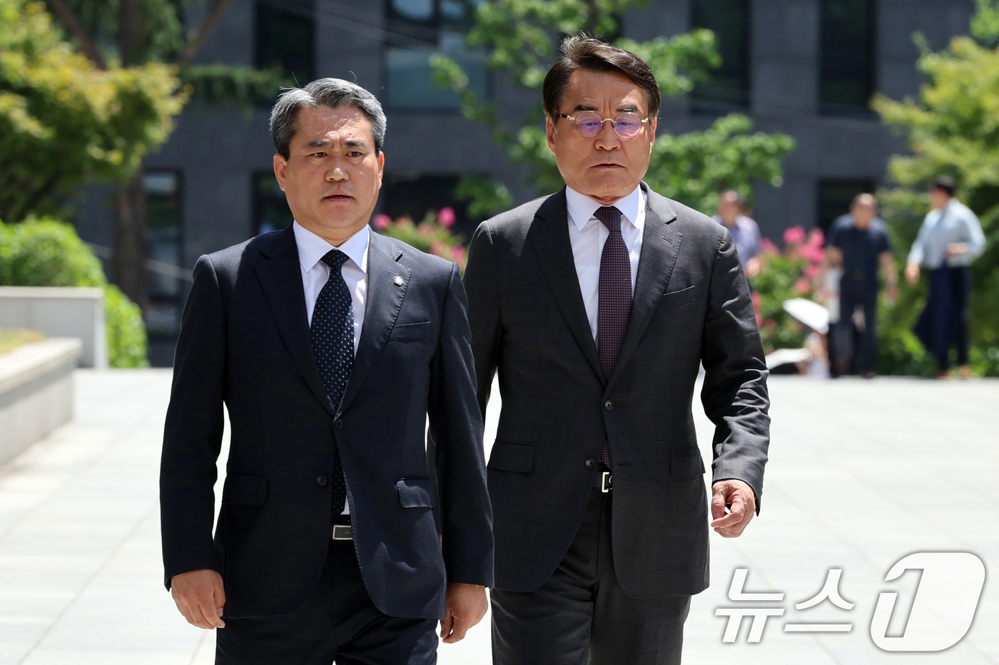 (서울=뉴스1) 황기선 기자 = 윤석열 전 대통령 법률대리인단(배보윤·송진호 변호사)이 7일 오후 서울 서초구 고등검찰청 앞에서 김건희 특검팀(특별검사 민중기)의 윤 전 대통령 2 …