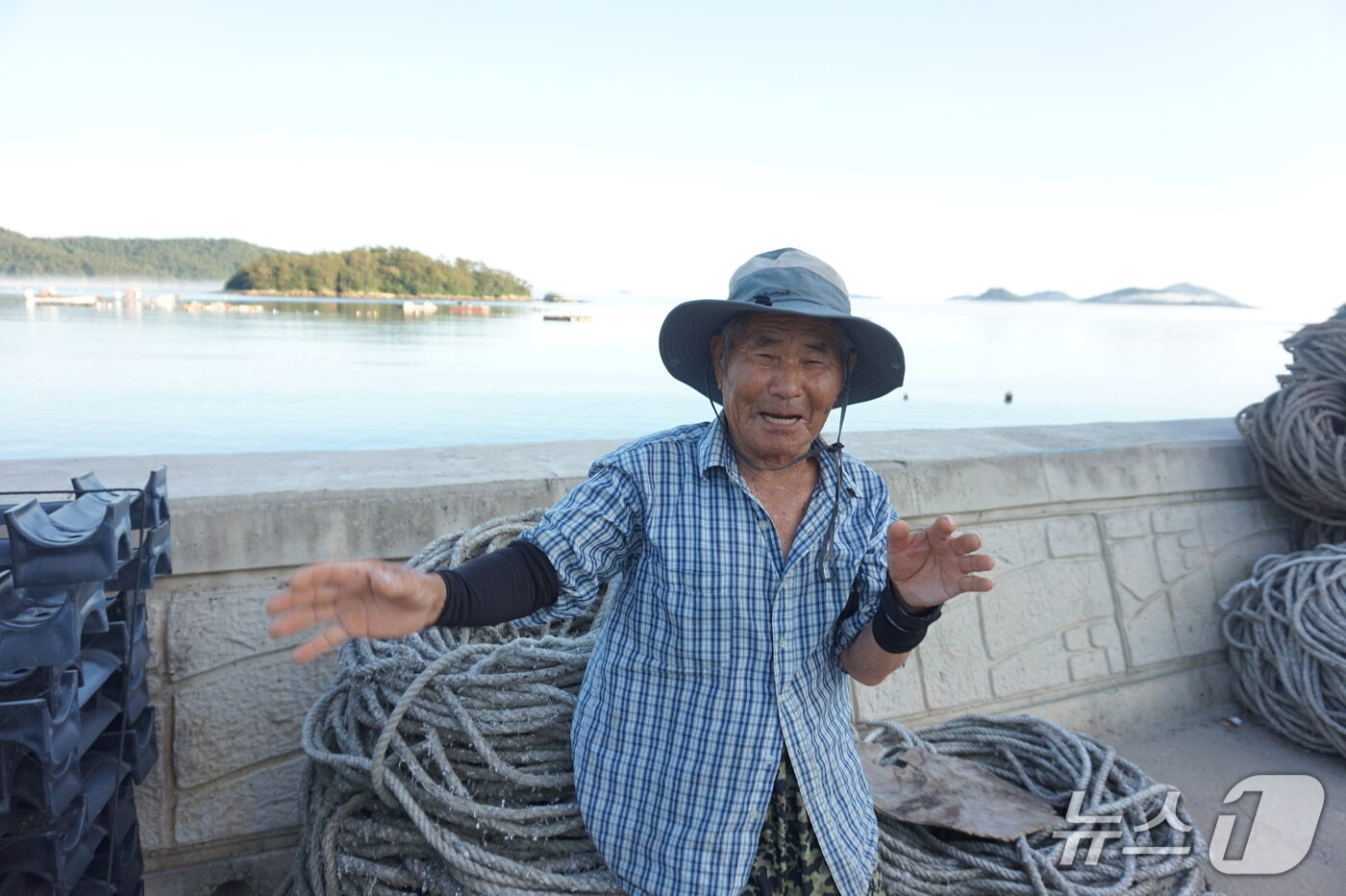 본문 이미지 - 나배마을 한길배 할아버지가 닻배노래 한 가락을 흥겹게 부르고 있다. 2025.8.8/뉴스1 ⓒ News1 조영석 기자 