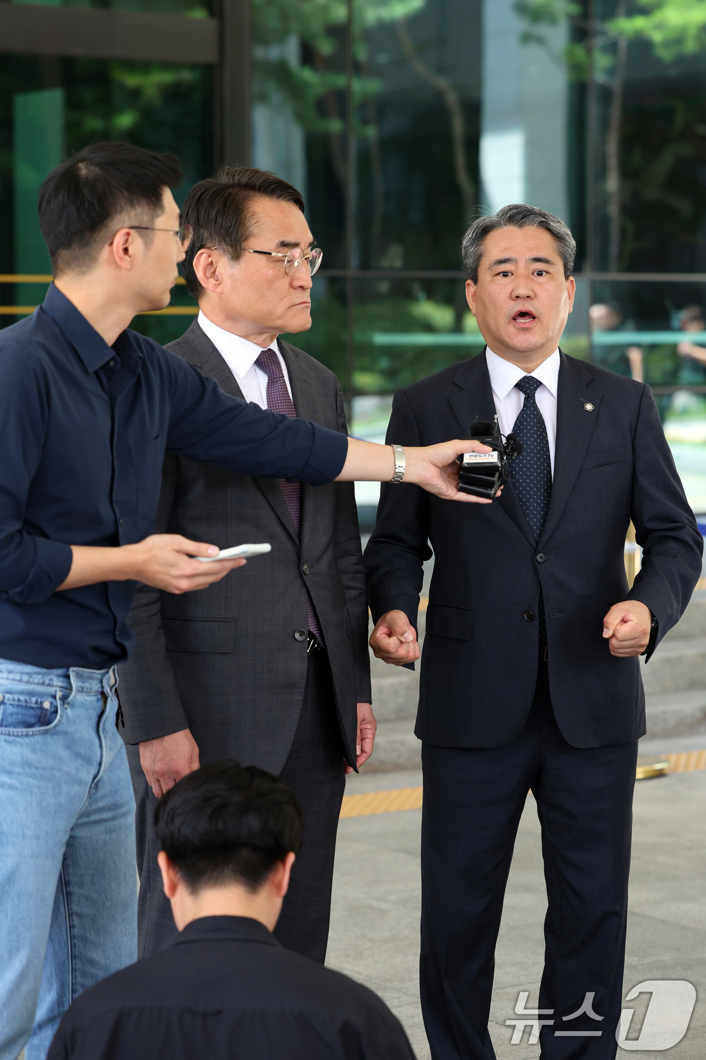 (서울=뉴스1) 황기선 기자 = 윤석열 전 대통령 법률대리인단(배보윤·송진호 변호사)이 7일 오후 서울 서초구 고등검찰청 앞에서 김건희 특검팀(특별검사 민중기)의 윤 전 대통령 2 …