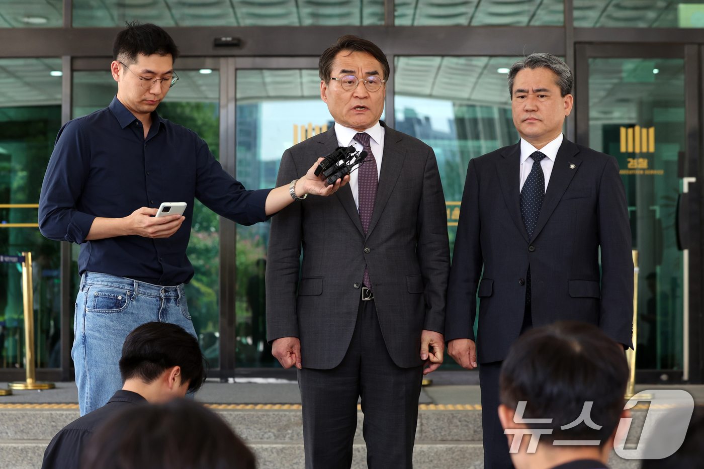 (서울=뉴스1) 황기선 기자 = 윤석열 전 대통령 법률대리인단(배보윤·송진호 변호사)이 7일 오후 서울 서초구 고등검찰청 앞에서 김건희 특검팀(특별검사 민중기)의 윤 전 대통령 2 …