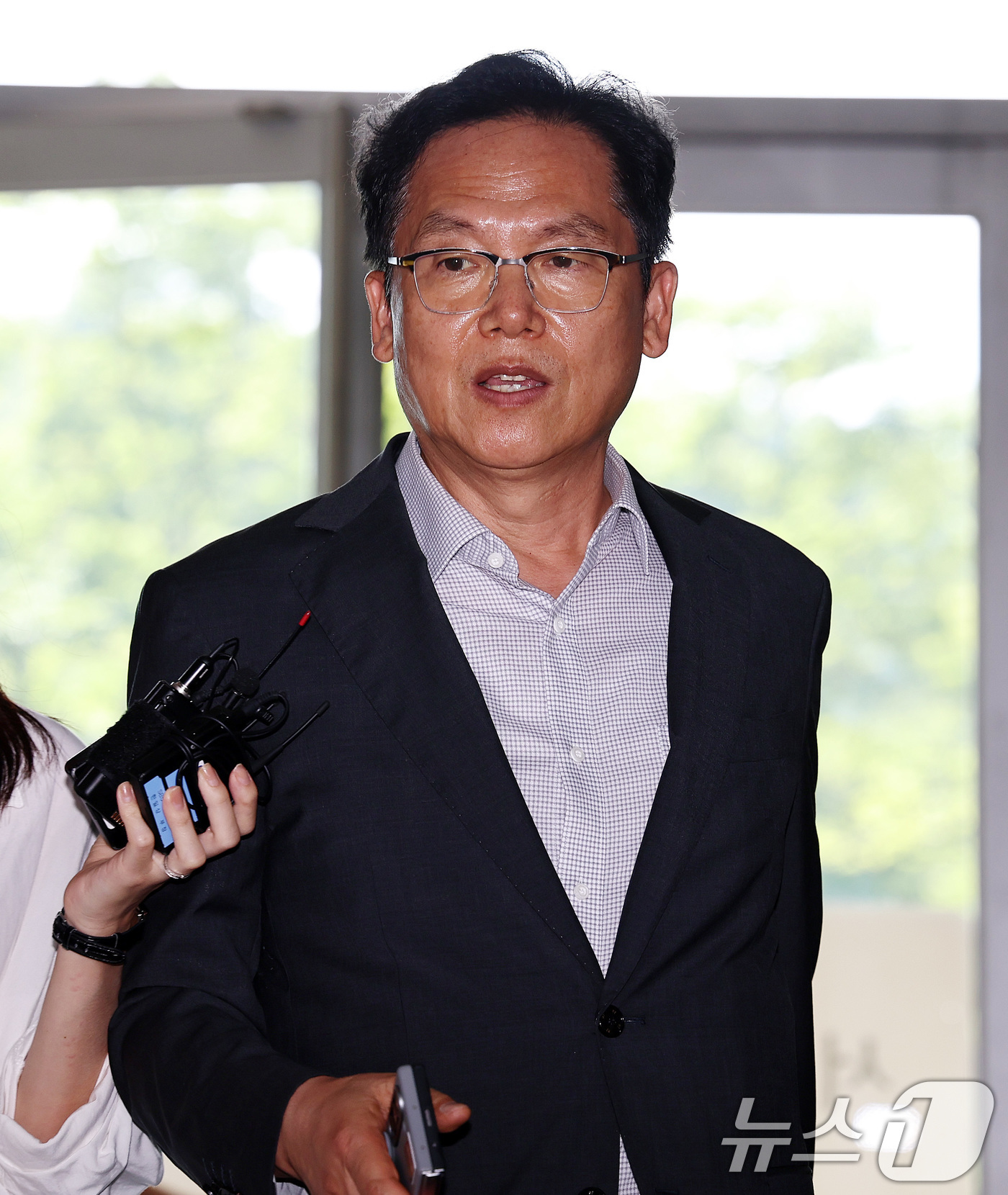 (서울=뉴스1) 구윤성 기자 = 김철문 전 경북경찰청장(현 전북경찰청장)이 7일 오후 서울 서초동 순직해병특검팀에서 참고인 조사를 받기 위해 출석하고 있다.김 청장은 지난 2024 …