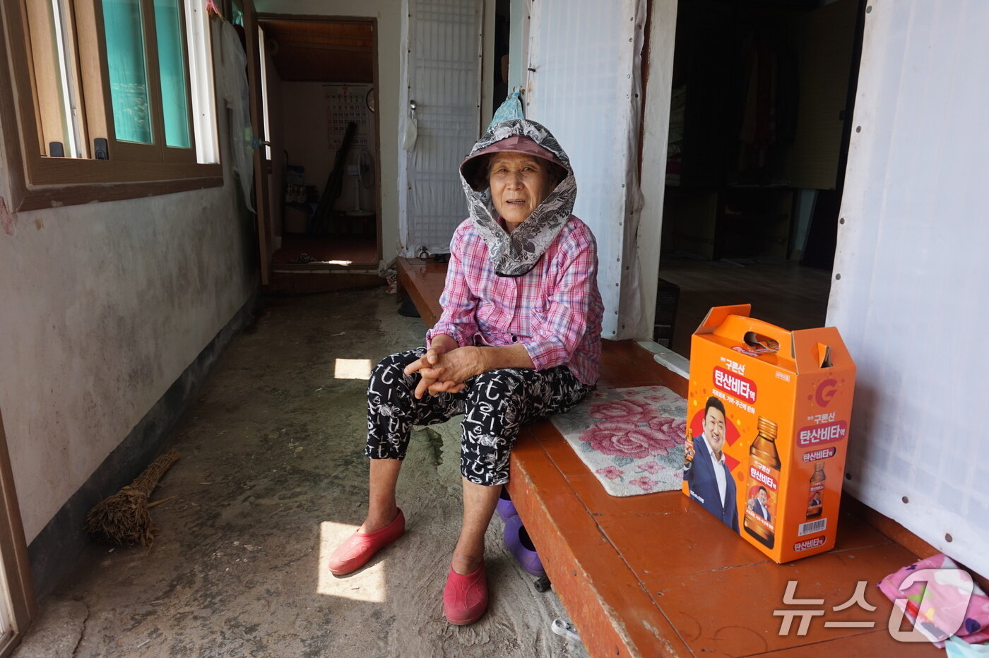 본문 이미지 - 모도 주민 차동자 할머니가 반침&#40;마루&#41;에 앉아 모도의 삶을 얘기하고 있다.2025.8.8/뉴스1 ⓒ News1 조영석 기자 