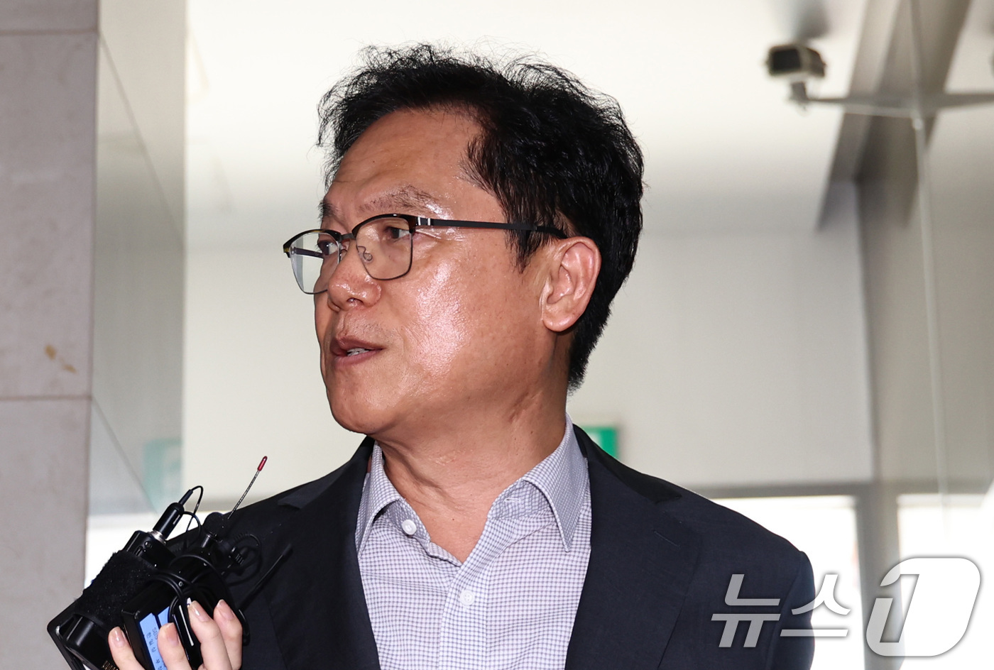 (서울=뉴스1) 구윤성 기자 = 김철문 전 경북경찰청장(현 전북경찰청장)이 7일 오후 서울 서초동 순직해병특검팀에서 참고인 조사를 받기 위해 출석하고 있다.김 청장은 지난 2024 …