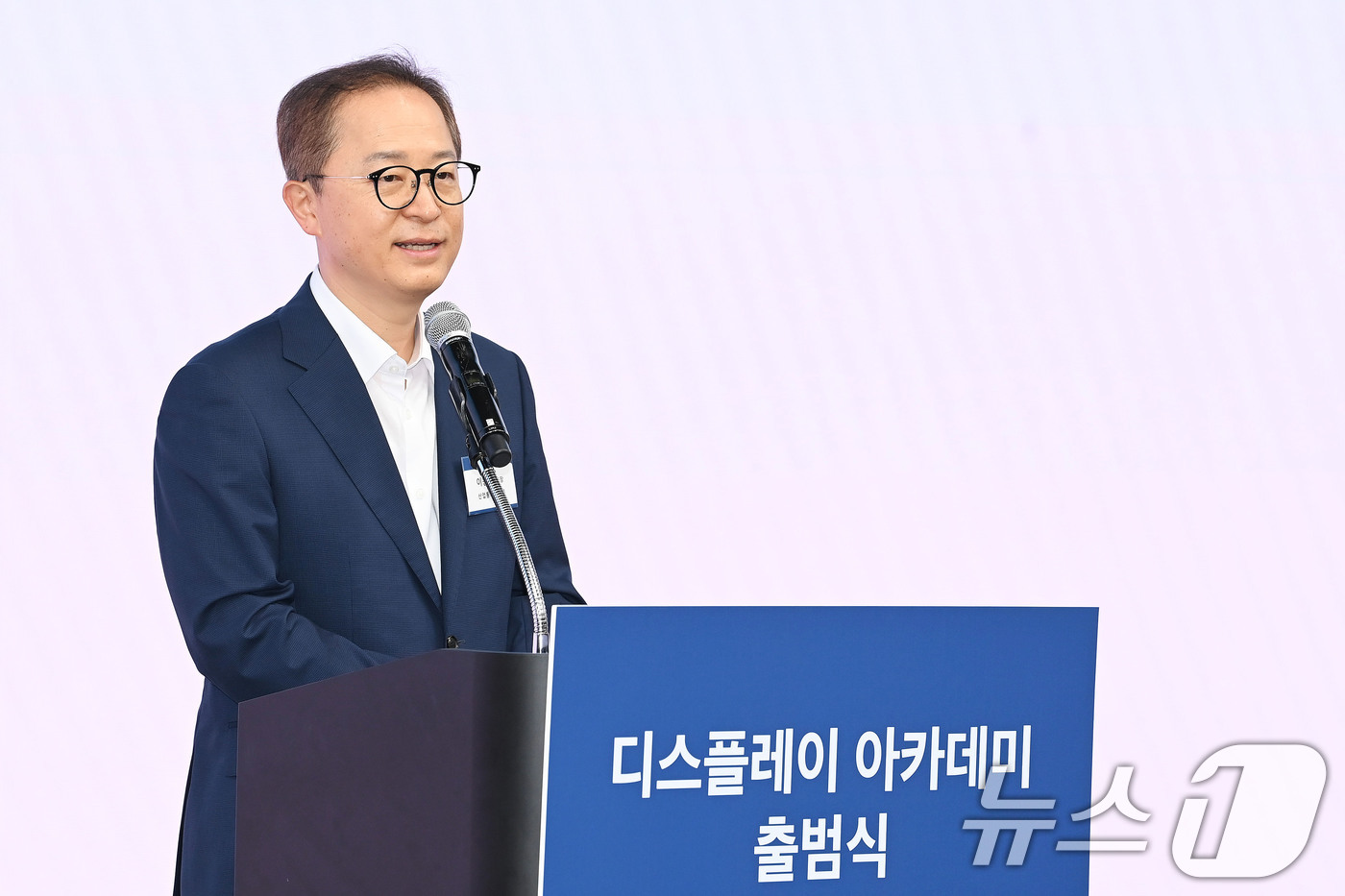 (서울=뉴스1) = 이승렬 산업통상자원부 산업정책실장이 7일 서울 강남구 코엑스 Studio 159에서 열린 '디스플레이 아카데미 출범식'에 참석해 축사를 하고 있다. (산업통상자 …