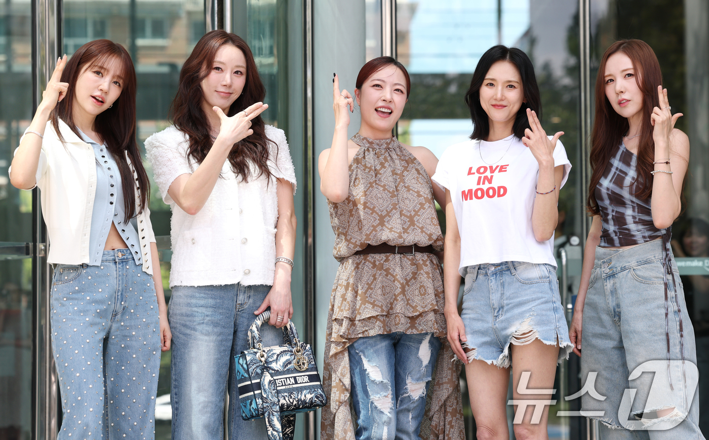 (서울=뉴스1) 권현진 기자 = 베이비복스 윤은혜(왼쪽부터)와 김이진, 심은진, 이희진, 간미연이 라디오 ‘컬투쇼’를 위해 7일 오후 서울 양천구 목동SBS에 도착해 인사를 하고 …