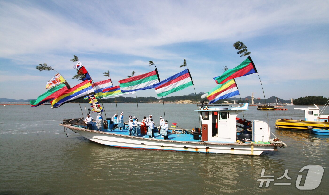 본문 이미지 - &#39;조도닻배놀이&#39; 장면&#40;진도군 누리집 갈무리&#41; 