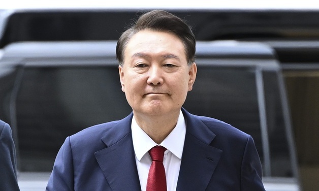 체포 거부 尹측 "특검, 강제 탑승 시도…의자 앉은 尹 들다 떨어져"