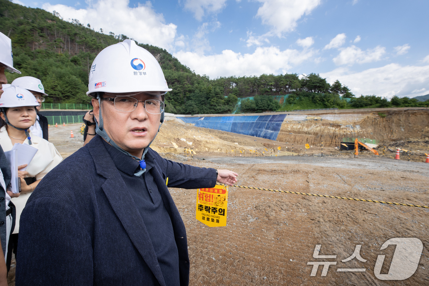 (서울=뉴스1) = 김성환 환경부 장관이 7일 경북 봉화군 소재 영풍 석포제련소를 방문해 아연 생산 공정과 환경관리 현황 설명을 듣고 있다. (환경부 제공. 재판매 및 DB 금지) …