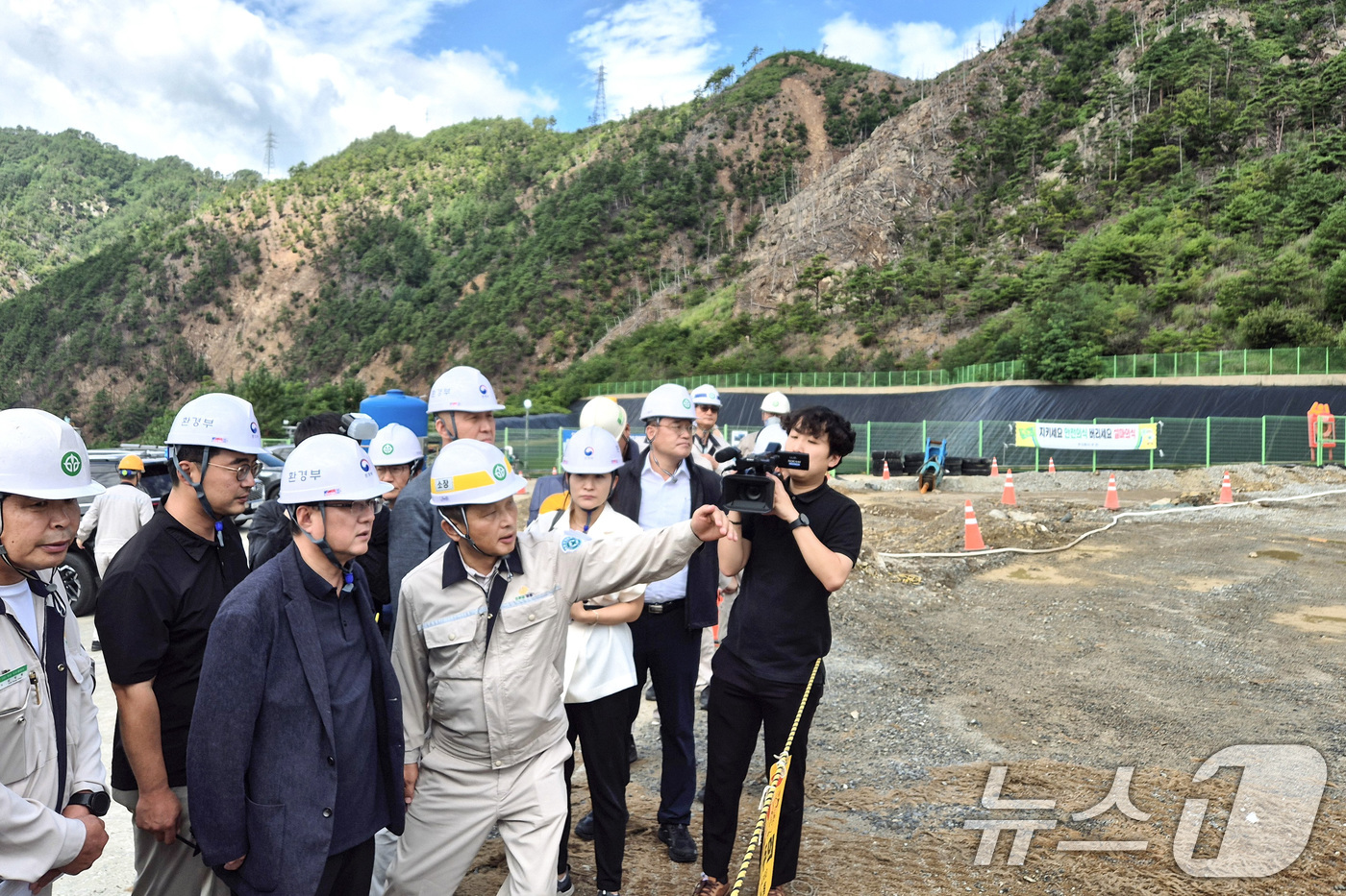 (서울=뉴스1) = 김성환 환경부 장관이 7일 경북 봉화군 소재 영풍 석포제련소를 방문해 아연 생산 공정과 환경관리 현황 설명을 듣고 있다. (환경부 제공. 재판매 및 DB 금지) …