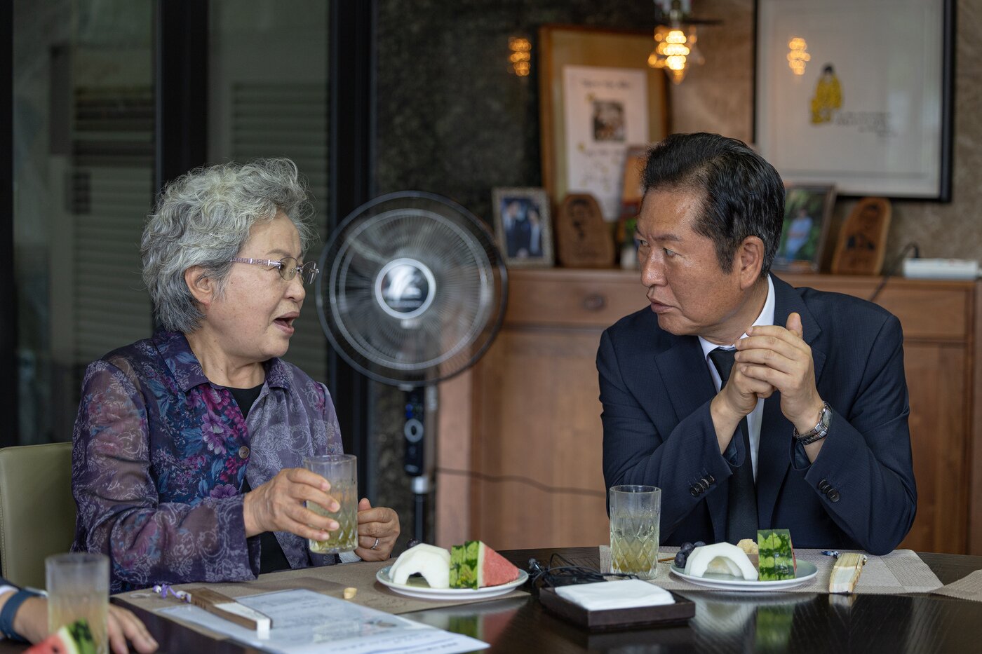 본문 이미지 - 정청래 더불어민주당 대표가 7일 경남 김해 봉하마을에서 노무현 전 대통령 배우자 권양숙 여사를 예방했다(민주당 제공).