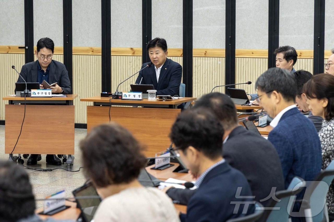 (대전=뉴스1) 이동원 기자 = 최충규 대덕구청장이 7일 구청 대회의실에서 8월 확대간부회의를 주재하며 “지난 1~2일 대전0시축제와 함께한 대덕거리 페스티벌이 성황리에 마무리될 …