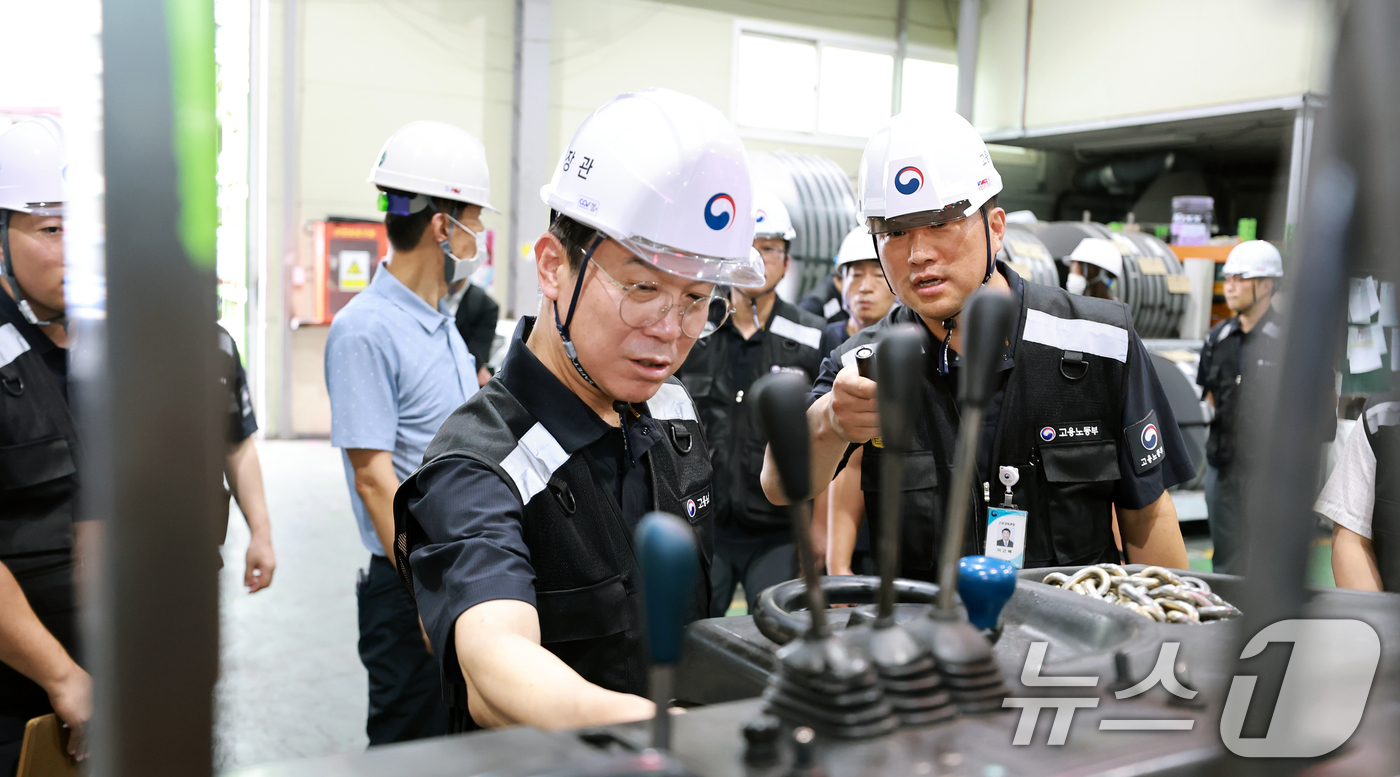 (서울=뉴스1) = 김영훈 고용노동부 장관이 안전한 일터 프로젝트 제3차 불시점검으로 7일 경기 안양시에 위치한 제조업 사업장을 방문해 끼임사고 예방을 위한 핵심안전수칙 준수 여부 …