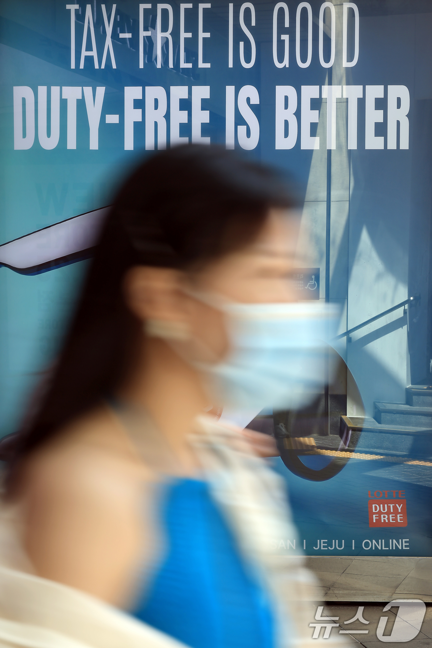 (서울=뉴스1) 박정호 기자 = 중국 단체 관광객 무비자 입국 시행 허용에 면세업계의 기대감이 커지고 있는 7일 오후 서울 시내 한 면세점 광고판 앞으로 관광객이 지나고 있다.정부 …