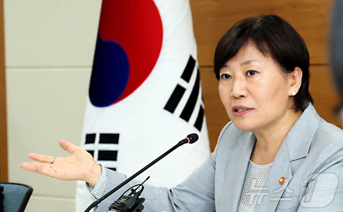 (세종=뉴스1) 김기남 기자 = 송미령 농식품부 장관이 7일 오후 세종시 정부세종청사에서 열린 출입기자단 간담회에 참석하여 폭염·폭우 대응 여름철 농식품 수급, 한미관세협상, AP …